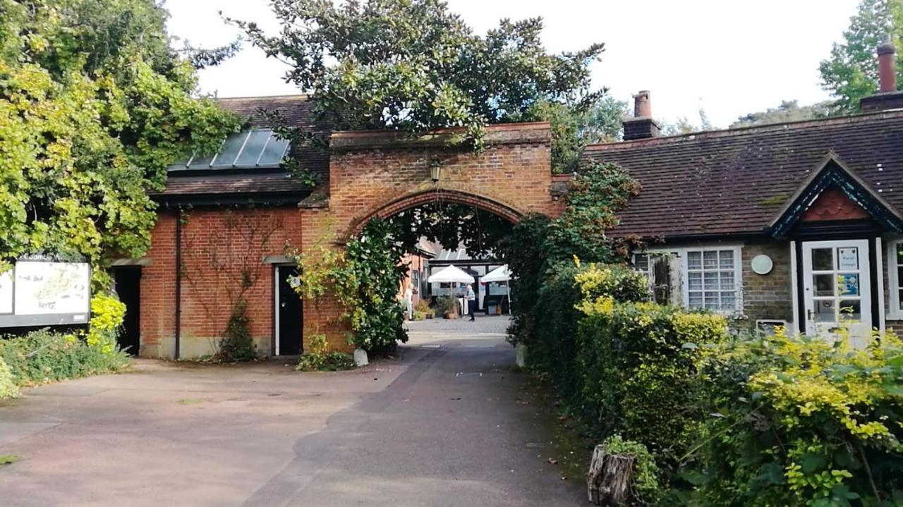 Many Worlds Meet - Eurostar, Wimbledon 30 Mins, Central London, Gatwick 15 Mins - Spacious, Sleeps Up To 16 Plus Cot - Free Wifi, Parking - Next To Lloyd Park, Great For Families, Walkers, Relocators - Ideal For Contractors Croydon Esterno foto