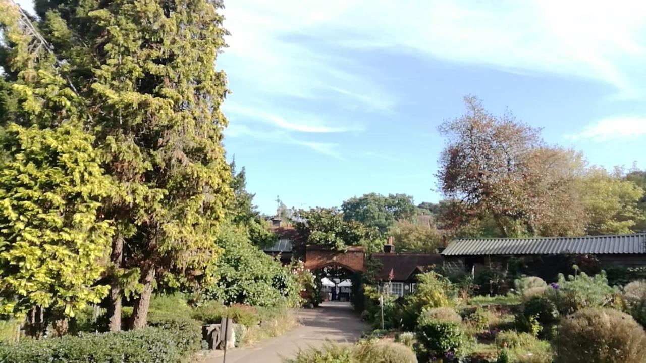 Many Worlds Meet - Eurostar, Wimbledon 30 Mins, Central London, Gatwick 15 Mins - Spacious, Sleeps Up To 16 Plus Cot - Free Wifi, Parking - Next To Lloyd Park, Great For Families, Walkers, Relocators - Ideal For Contractors Croydon Esterno foto