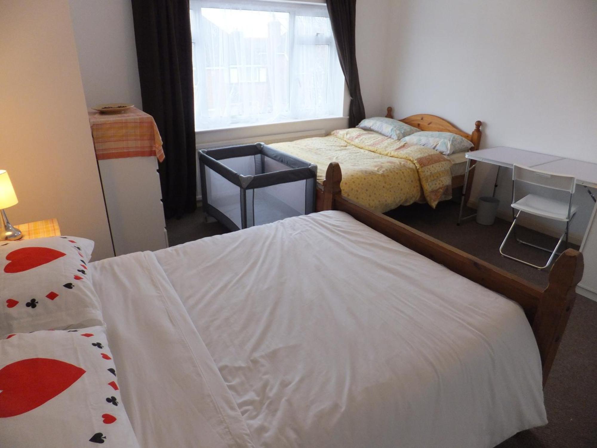 Many Worlds Meet - Eurostar, Wimbledon 30 Mins, Central London, Gatwick 15 Mins - Spacious, Sleeps Up To 16 Plus Cot - Free Wifi, Parking - Next To Lloyd Park, Great For Families, Walkers, Relocators - Ideal For Contractors Croydon Esterno foto